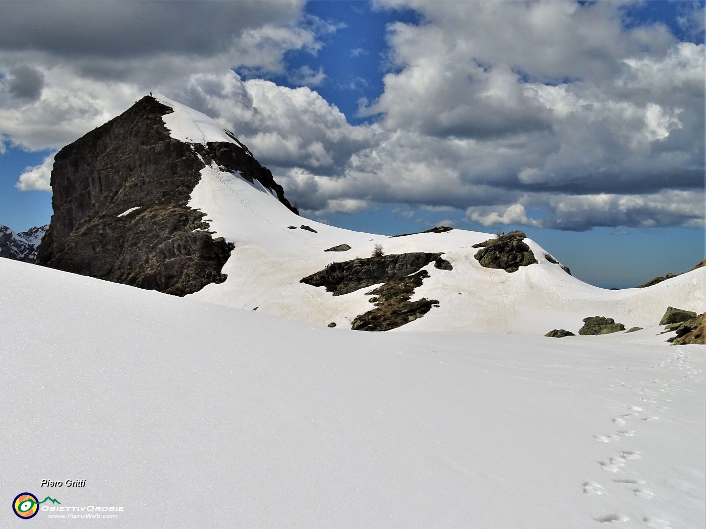 54 Ormai in vetta alla cima nord dei Tre Pizzi (2167 m).JPG